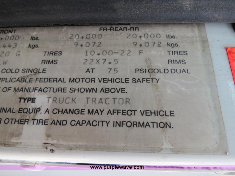 image for item B4933 1993 International 9400 semi truck