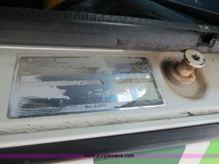 image for item B4933 1993 International 9400 semi truck