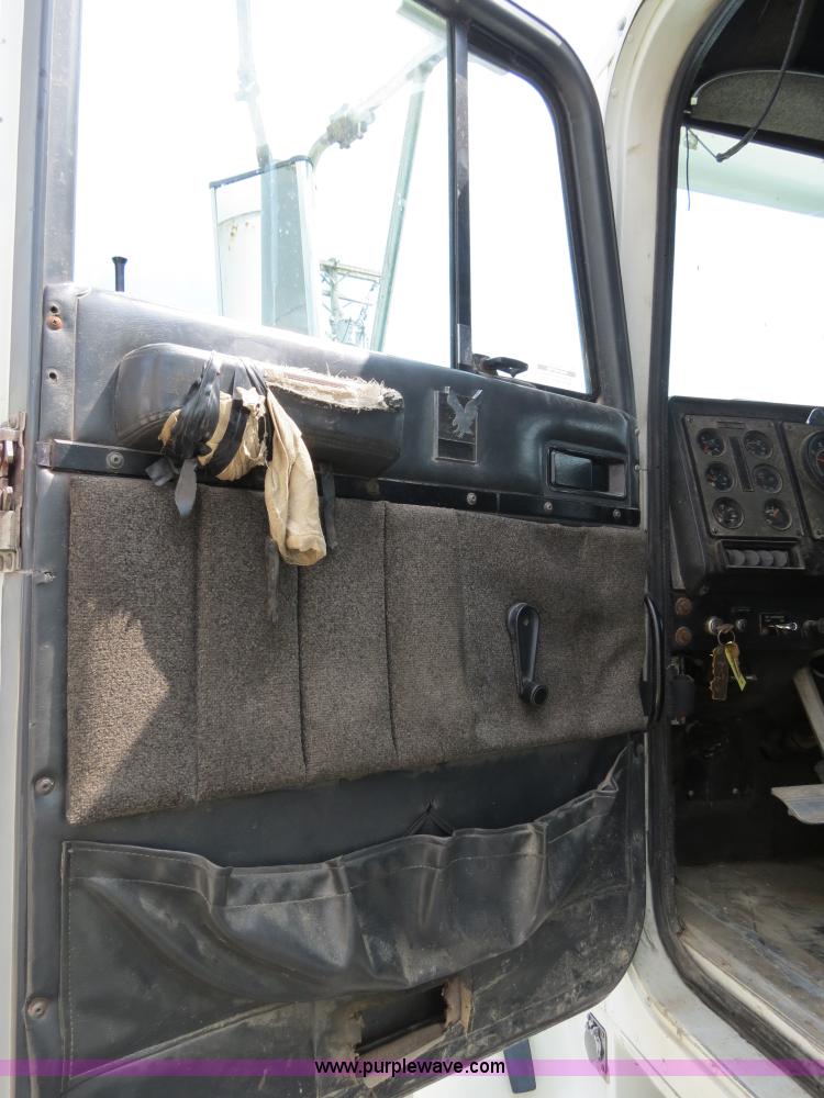 image for item B4933 1993 International 9400 semi truck