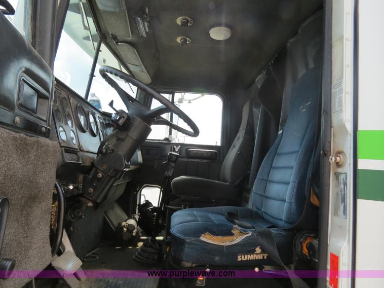 image for item B4933 1993 International 9400 semi truck