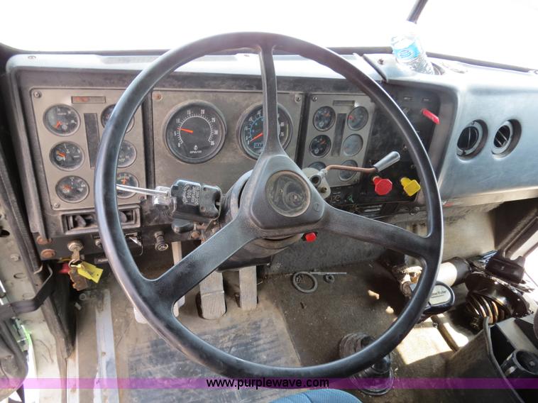 image for item B4933 1993 International 9400 semi truck