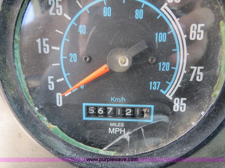 image for item B4933 1993 International 9400 semi truck