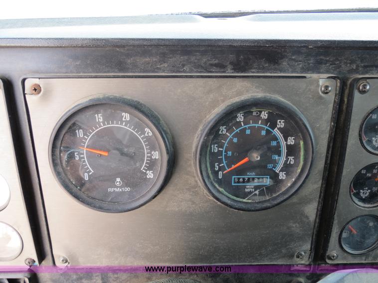 image for item B4933 1993 International 9400 semi truck