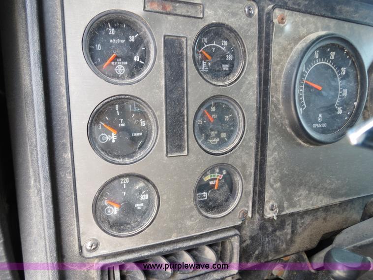 image for item B4933 1993 International 9400 semi truck