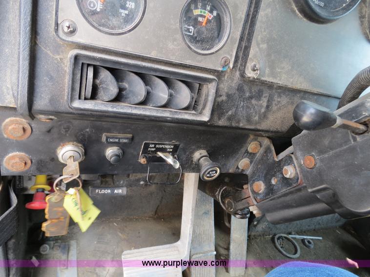 image for item B4933 1993 International 9400 semi truck