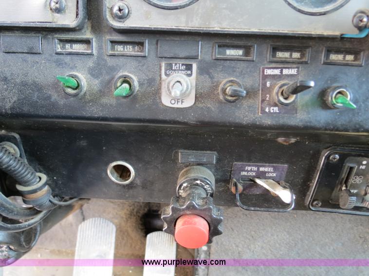 image for item B4933 1993 International 9400 semi truck