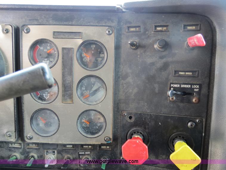 image for item B4933 1993 International 9400 semi truck