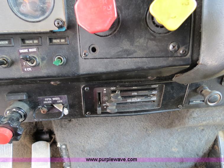 image for item B4933 1993 International 9400 semi truck