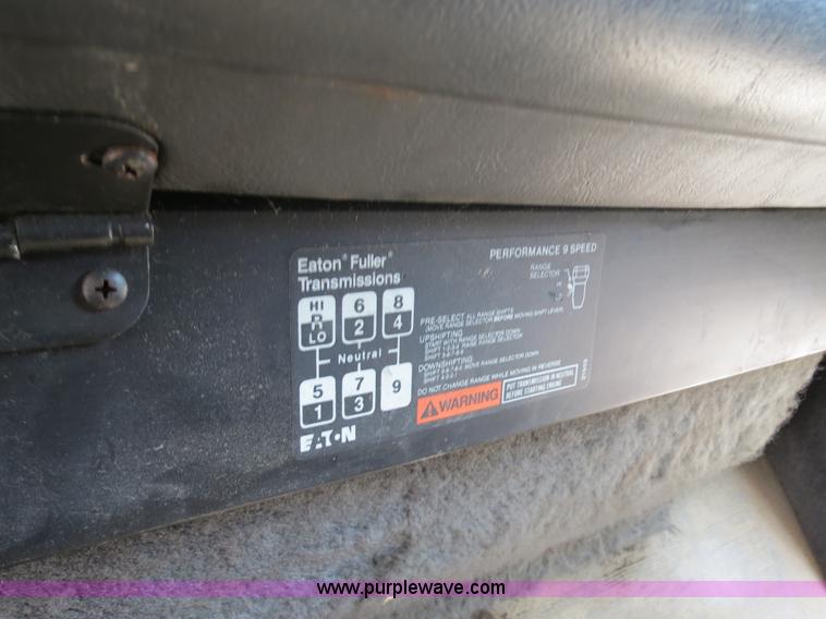 image for item B4933 1993 International 9400 semi truck