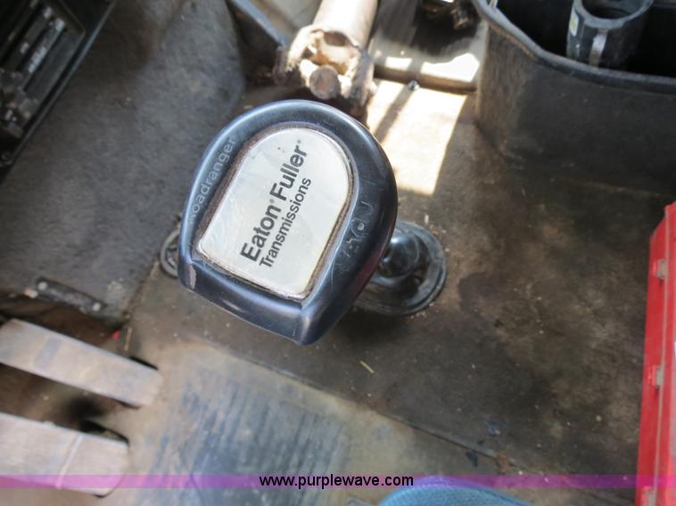 image for item B4933 1993 International 9400 semi truck