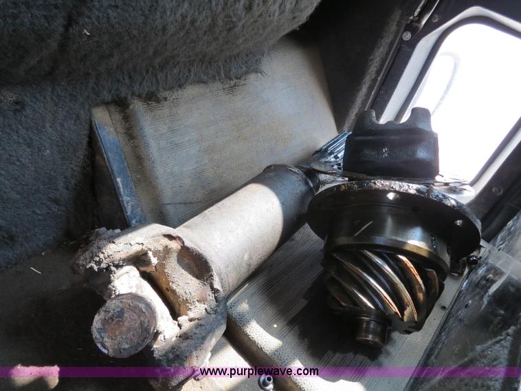 image for item B4933 1993 International 9400 semi truck