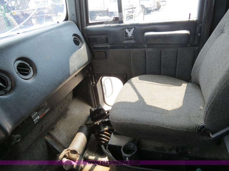 image for item B4933 1993 International 9400 semi truck