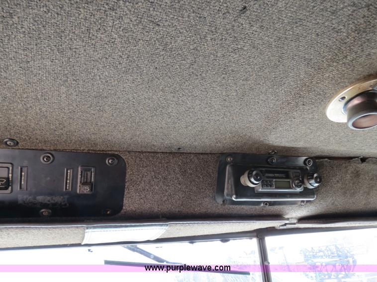 image for item B4933 1993 International 9400 semi truck