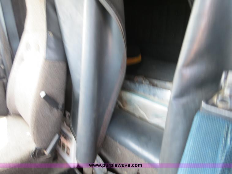 image for item B4933 1993 International 9400 semi truck