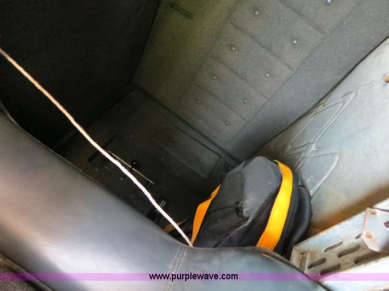 image for item B4933 1993 International 9400 semi truck