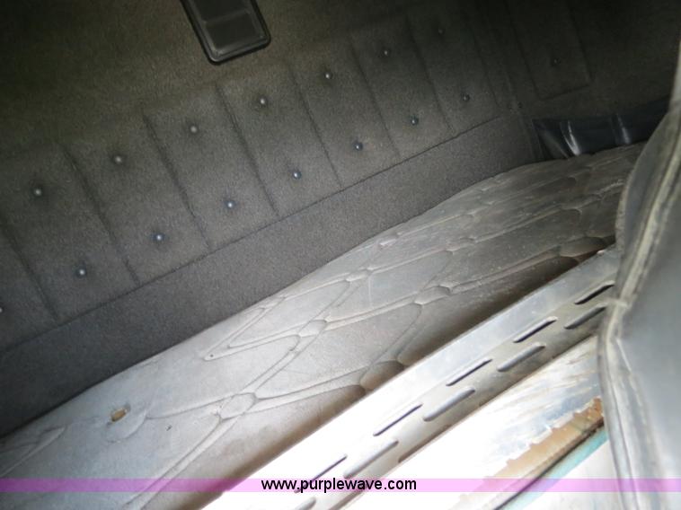 image for item B4933 1993 International 9400 semi truck