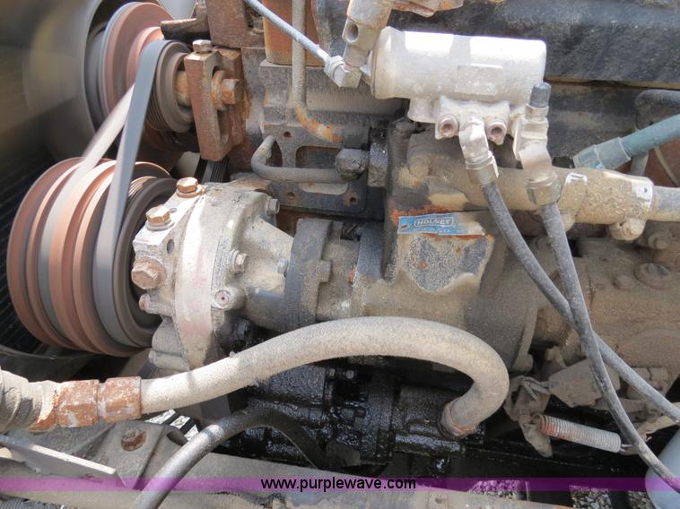 image for item B4933 1993 International 9400 semi truck