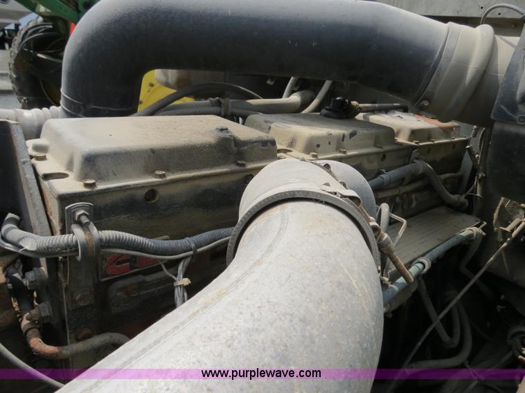 image for item B4933 1993 International 9400 semi truck