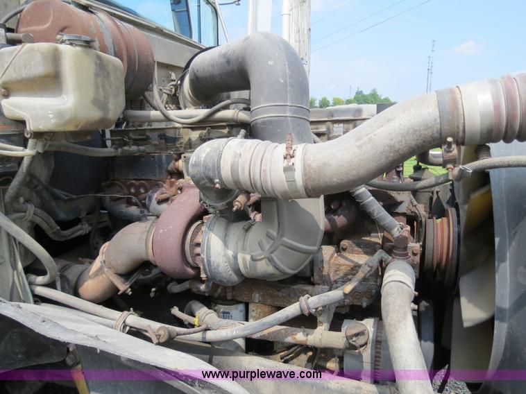 image for item B4933 1993 International 9400 semi truck