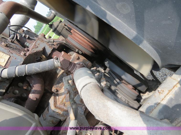 image for item B4933 1993 International 9400 semi truck