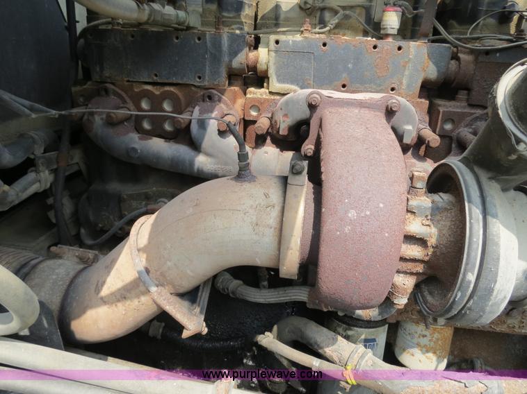 image for item B4933 1993 International 9400 semi truck