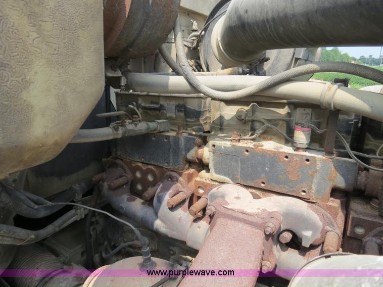 image for item B4933 1993 International 9400 semi truck