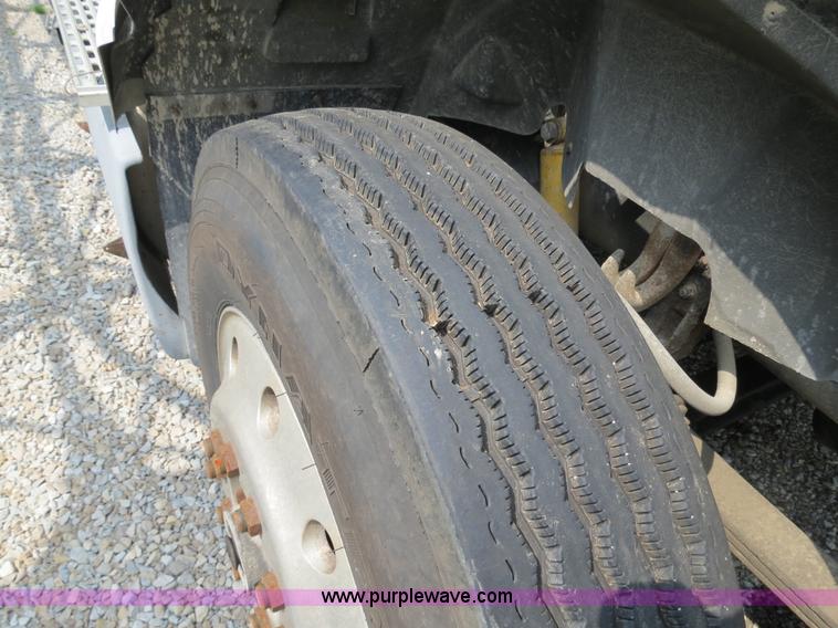 image for item B4933 1993 International 9400 semi truck