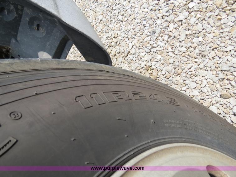 image for item B4933 1993 International 9400 semi truck