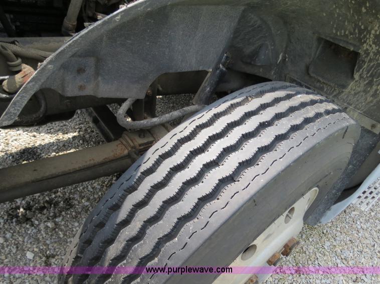 image for item B4933 1993 International 9400 semi truck