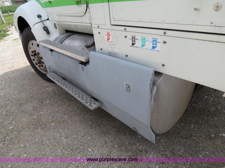 image for item B4933 1993 International 9400 semi truck