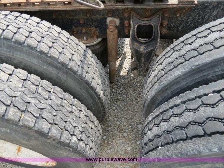 image for item B4933 1993 International 9400 semi truck