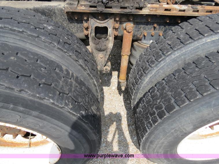 image for item B4933 1993 International 9400 semi truck