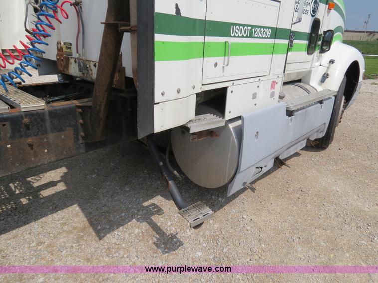 image for item B4933 1993 International 9400 semi truck