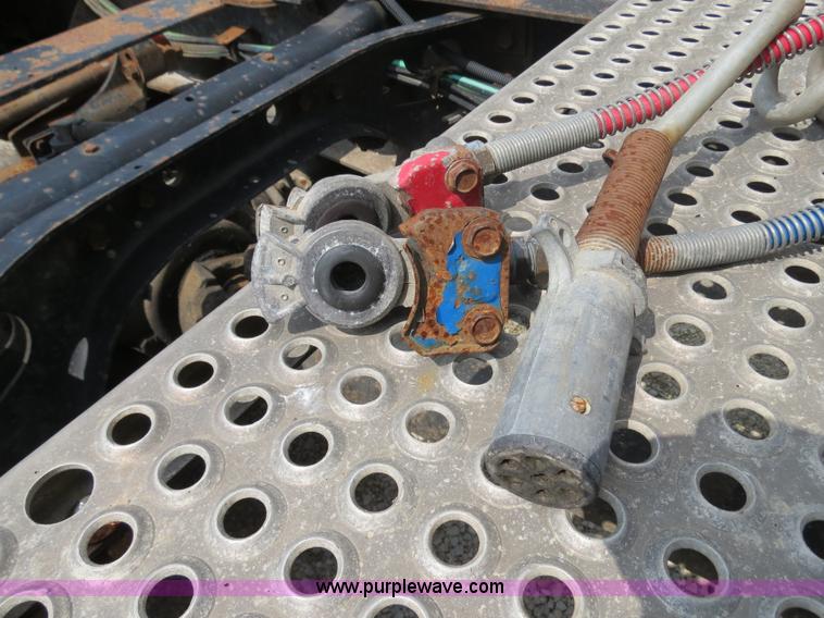 image for item B4933 1993 International 9400 semi truck