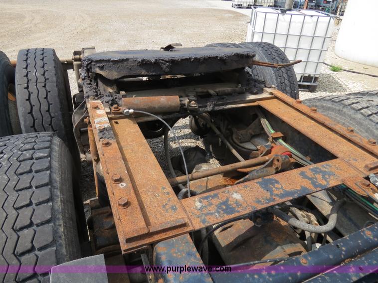 image for item B4933 1993 International 9400 semi truck