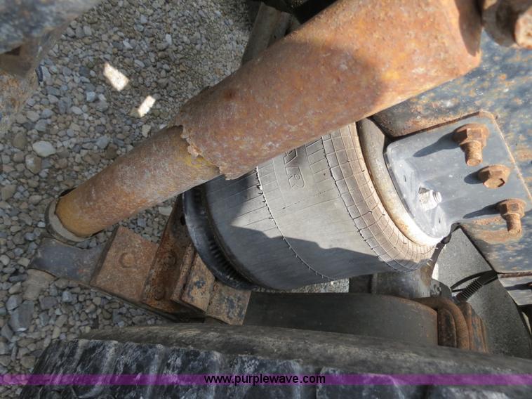 image for item B4933 1993 International 9400 semi truck