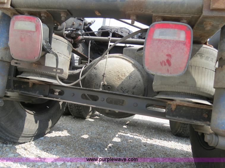 image for item B4933 1993 International 9400 semi truck