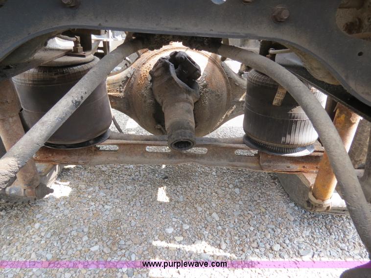 image for item B4933 1993 International 9400 semi truck