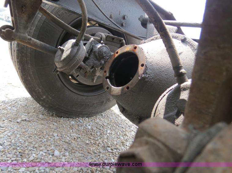 image for item B4933 1993 International 9400 semi truck