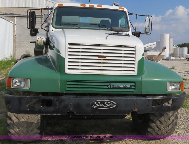 image for item B4937 2001 Loral Easy-Rider 3000 SS truck cab and chassis