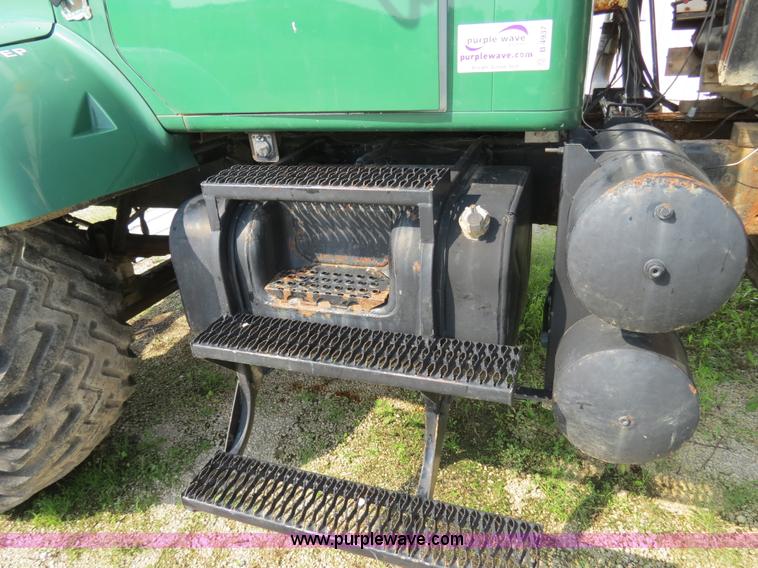 image for item B4937 2001 Loral Easy-Rider 3000 SS truck cab and chassis