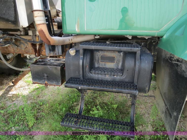 image for item B4937 2001 Loral Easy-Rider 3000 SS truck cab and chassis