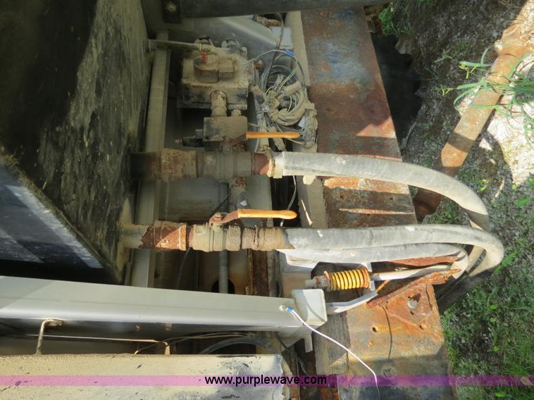 image for item B4937 2001 Loral Easy-Rider 3000 SS truck cab and chassis