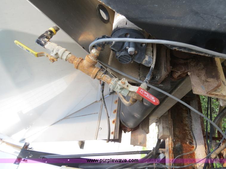 image for item B4937 2001 Loral Easy-Rider 3000 SS truck cab and chassis