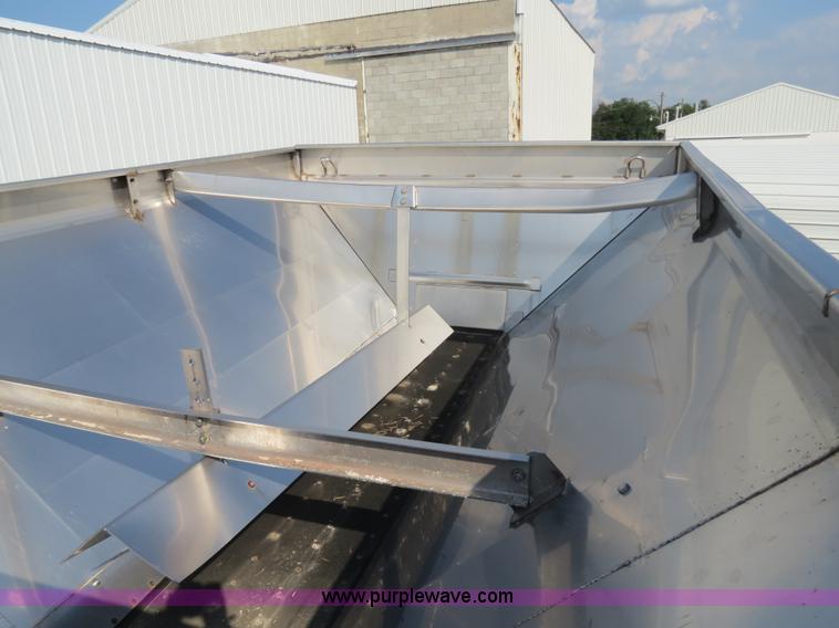 image for item B4937 2001 Loral Easy-Rider 3000 SS truck cab and chassis