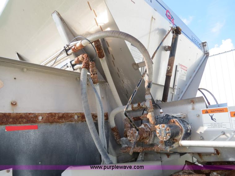 image for item B4937 2001 Loral Easy-Rider 3000 SS truck cab and chassis