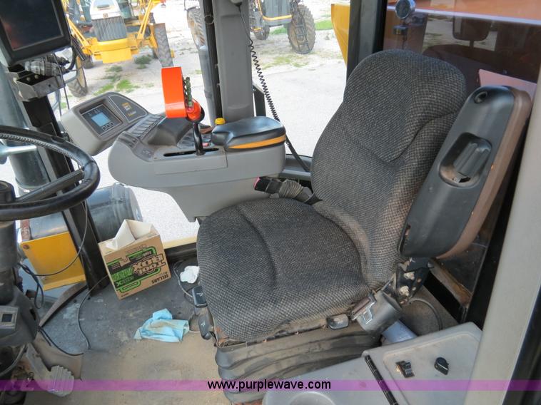 image for item B4938 2007 Ag-Chem RoGator 1074 SS self-propelled dry spreader applicator