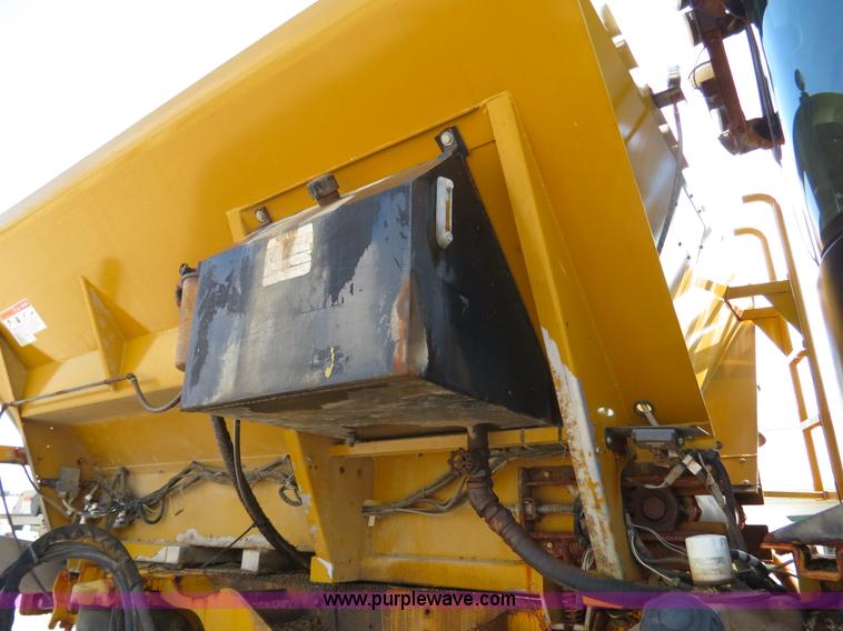 image for item B4938 2007 Ag-Chem RoGator 1074 SS self-propelled dry spreader applicator