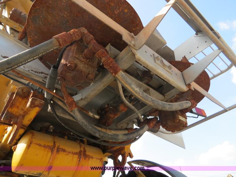 image for item B4938 2007 Ag-Chem RoGator 1074 SS self-propelled dry spreader applicator