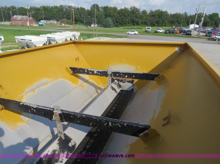 image for item B4938 2007 Ag-Chem RoGator 1074 SS self-propelled dry spreader applicator